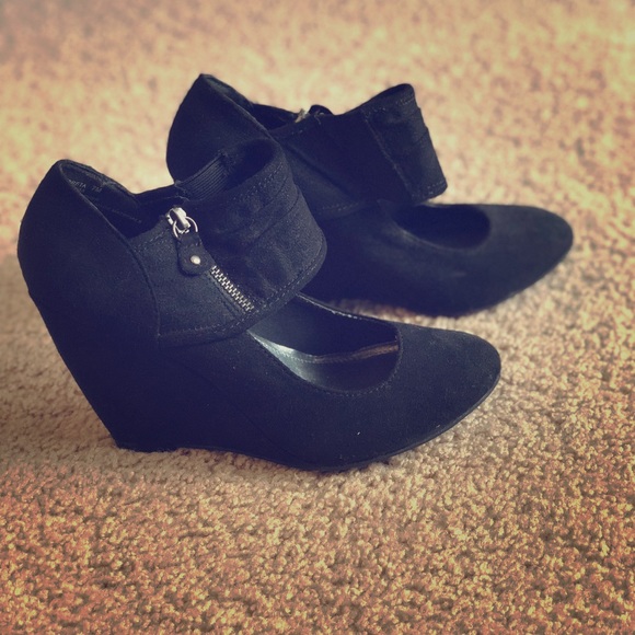 Mia Shoes - Black closed toe wedges